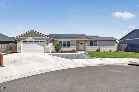 3327 Kingsbury Dr, Medford, OR 97504