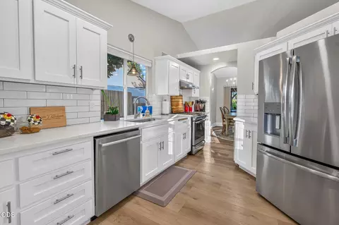 Kitchen - 62633 Hawkview Rd, Bend, OR 97701 photo 2 of 3