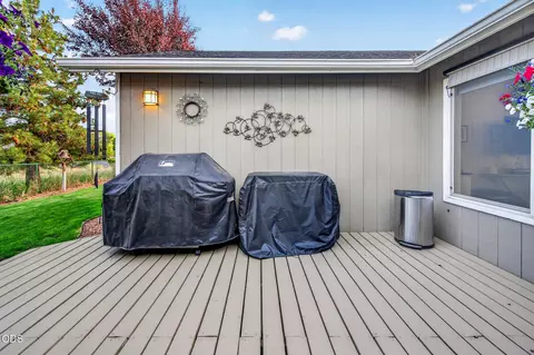 Exterior - 62633 Hawkview Rd, Bend, OR 97701 photo 5 of 11