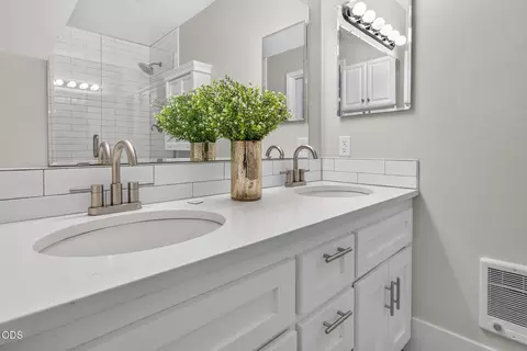 Bath - 62633 Hawkview Rd, Bend, OR 97701 photo 4 of 4