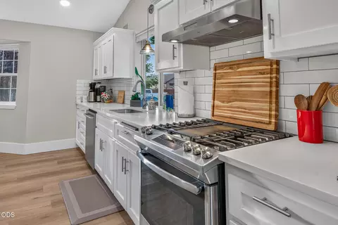 Kitchen - 62633 Hawkview Rd, Bend, OR 97701 photo 1 of 3