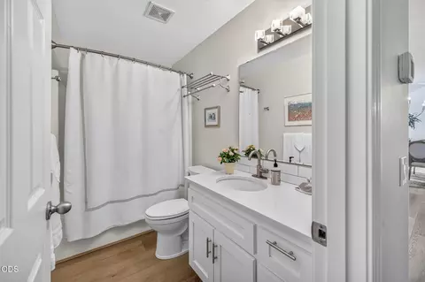 Bath - 62633 Hawkview Rd, Bend, OR 97701 photo 1 of 4