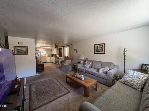 703 Brookside Cir, Rogue River, OR 97537 photo 2