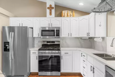 Kitchen - 31 Osprey Dr, Eagle Point, OR 97524 photo 2 of 3