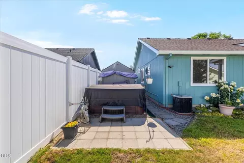 Exterior - 31 Osprey Dr, Eagle Point, OR 97524 photo 4 of 8