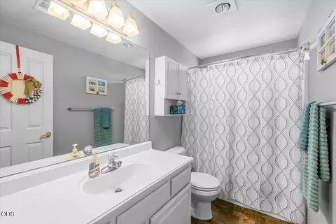 Bath - 31 Osprey Dr, Eagle Point, OR 97524 photo 1 of 2