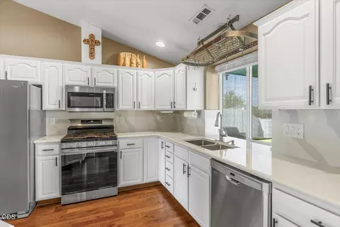 Kitchen - 31 Osprey Dr, Eagle Point, OR 97524 photo 1 of 3