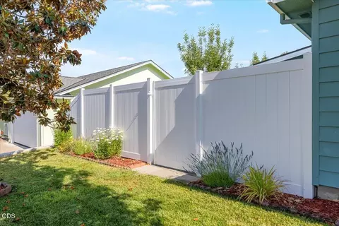 Exterior - 31 Osprey Dr, Eagle Point, OR 97524 photo 6 of 8