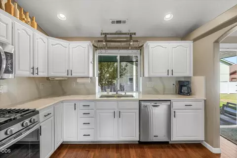 Kitchen - 31 Osprey Dr, Eagle Point, OR 97524 photo 3 of 3
