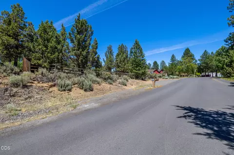 20874 Greenmont Dr, Bend, OR 97702 photo 2
