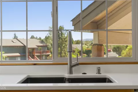Kitchen - 64740 Alcor Pl, Bend, OR 97703 photo 3 of 5