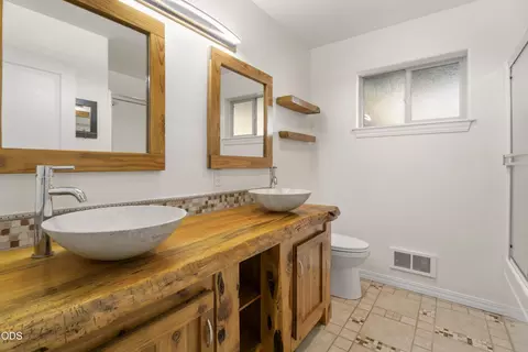 Bath - 64740 Alcor Pl, Bend, OR 97703 photo 4 of 5