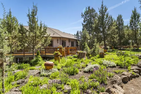 Exterior - 64740 Alcor Pl, Bend, OR 97703 photo 7 of 14