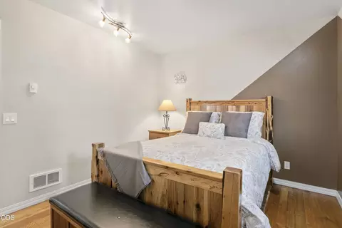 Bedroom - 64740 Alcor Pl, Bend, OR 97703 photo 9 of 11