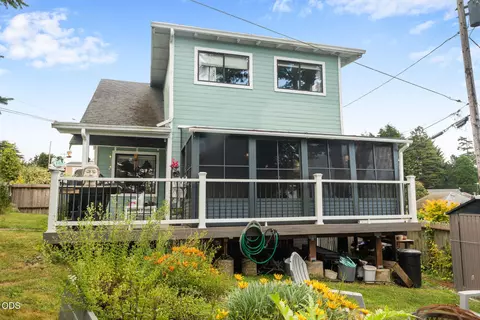 741 Pacific Ave, Brookings, OR 97415