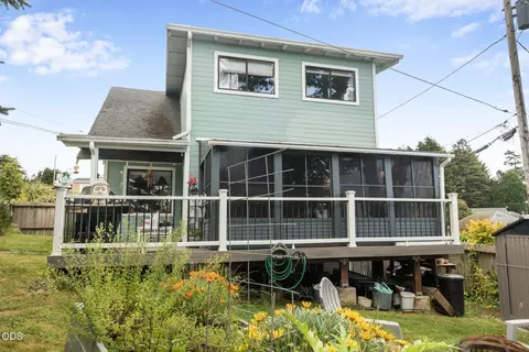 741 Pacific Ave, Brookings, OR 97415