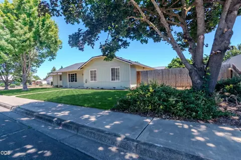 1104 Coachman Dr, Central Point, OR 97502