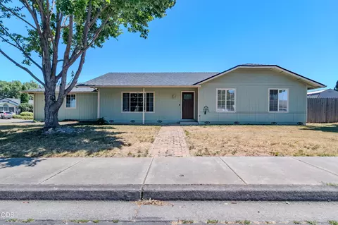 1104 Coachman Dr, Central Point, OR 97502
