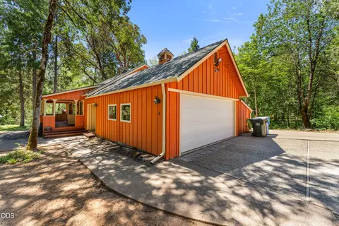 6907 Bear Branch Rd, Rogue River, OR 97537