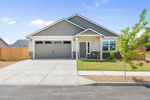 3289 NW 10th Pl, Redmond, OR 97756