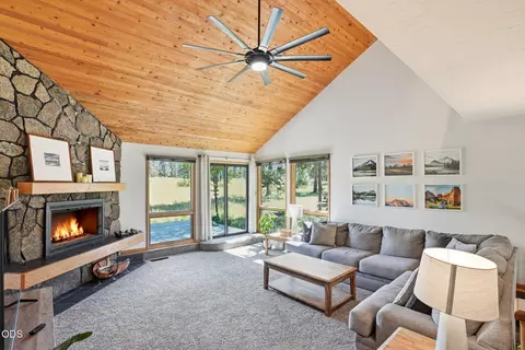 Living - 17901 Red Cedar Ln, Sunriver, OR 97707 photo 2 of 5