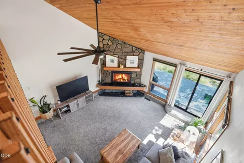 Living - 17901 Red Cedar Ln, Sunriver, OR 97707 photo 5 of 5