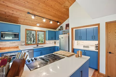 Kitchen - 17901 Red Cedar Ln, Sunriver, OR 97707 photo 1 of 4