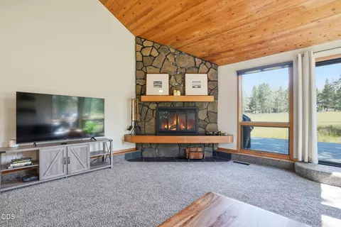 Living - 17901 Red Cedar Ln, Sunriver, OR 97707 photo 4 of 5