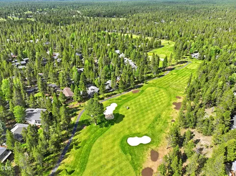 View/Area - 17901 Red Cedar Ln, Sunriver, OR 97707 photo 4 of 6