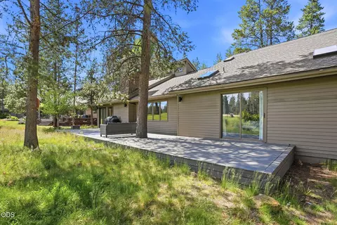 Exterior - 17901 Red Cedar Ln, Sunriver, OR 97707 photo 8 of 9