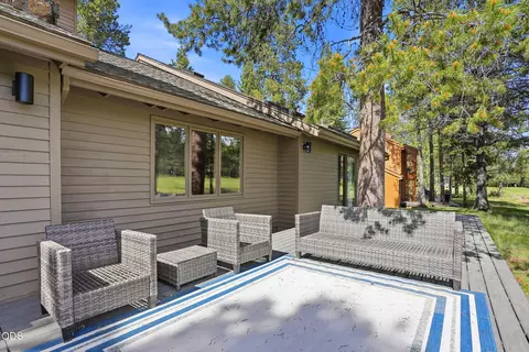 Exterior - 17901 Red Cedar Ln, Sunriver, OR 97707 photo 6 of 9