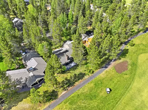 View/Area - 17901 Red Cedar Ln, Sunriver, OR 97707 photo 3 of 6