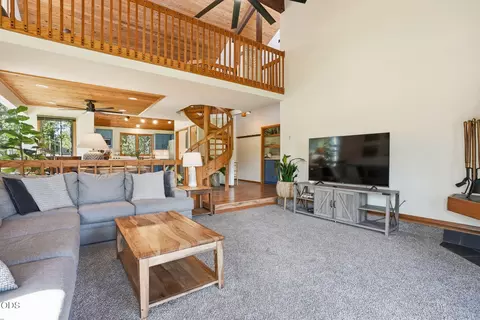 Living - 17901 Red Cedar Ln, Sunriver, OR 97707 photo 3 of 5