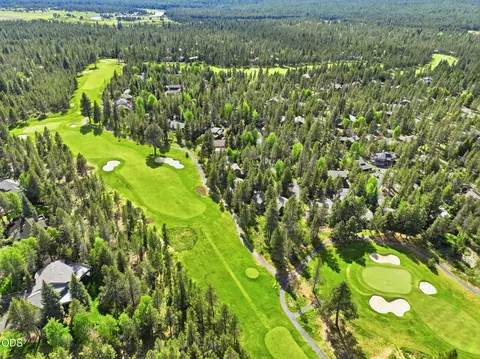 View/Area - 17901 Red Cedar Ln, Sunriver, OR 97707 photo 5 of 6