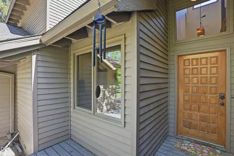 Exterior - 17901 Red Cedar Ln, Sunriver, OR 97707 photo 4 of 9