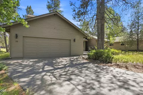 Exterior - 17901 Red Cedar Ln, Sunriver, OR 97707 photo 2 of 9