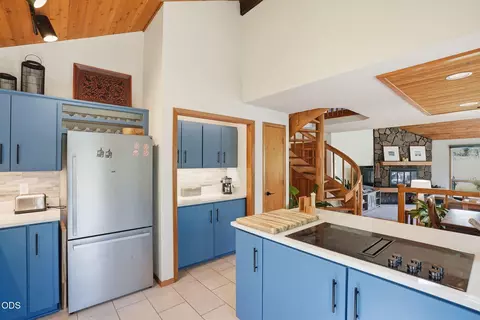Kitchen - 17901 Red Cedar Ln, Sunriver, OR 97707 photo 4 of 4