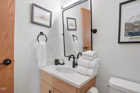 Bath - 17901 Red Cedar Ln, Sunriver, OR 97707 photo 6 of 6