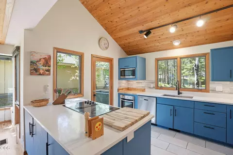 Kitchen - 17901 Red Cedar Ln, Sunriver, OR 97707 photo 2 of 4