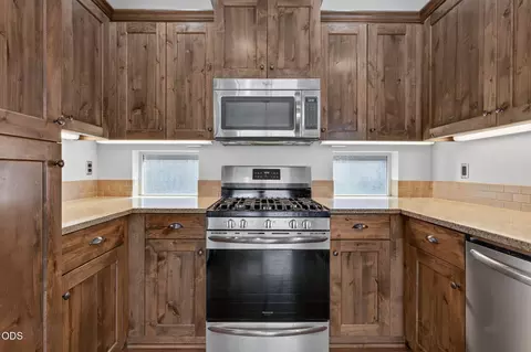 Kitchen - 20844 Gateway Dr, Bend, OR 97702 photo 2 of 5