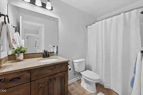 Bath - 20844 Gateway Dr, Bend, OR 97702 photo 3 of 4