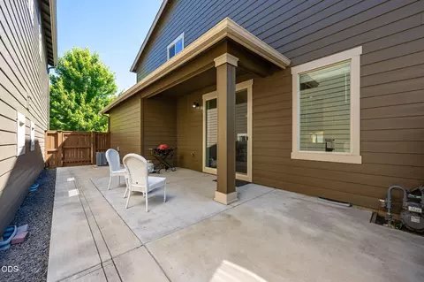 Exterior - 20844 Gateway Dr, Bend, OR 97702 photo 5 of 9