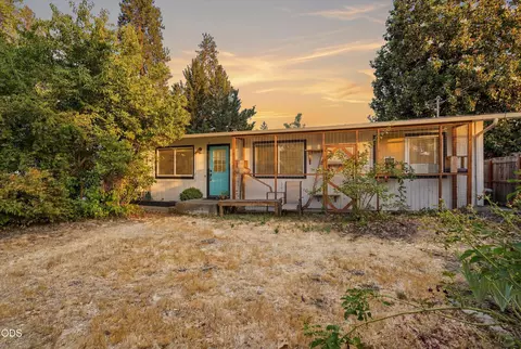 3339 Perrydale Ct, Medford, OR 97501