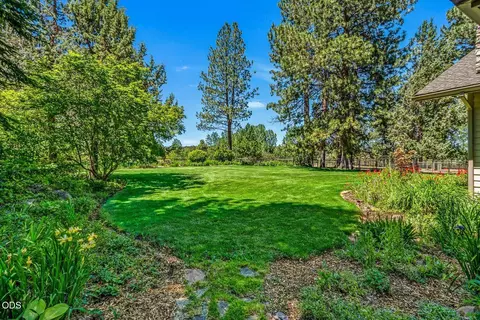 Exterior - 64464 Collins Rd, Bend, OR 97703 photo 12 of 13
