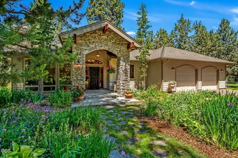 64464 Collins Rd, Bend, OR 97703