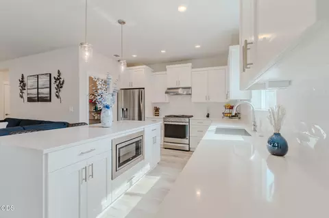 Kitchen - 3759 NE Tellus Dr, Bend, OR 97701 photo 4 of 6