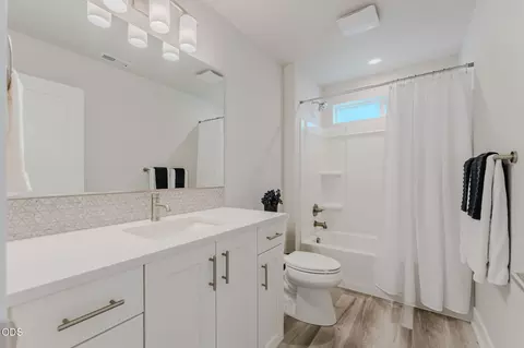 Bath - 3759 NE Tellus Dr, Bend, OR 97701 photo 1 of 3