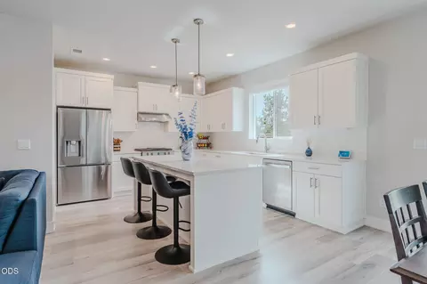 Kitchen - 3759 NE Tellus Dr, Bend, OR 97701 photo 5 of 6