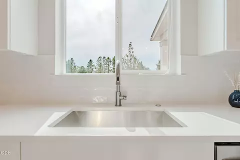 Kitchen - 3759 NE Tellus Dr, Bend, OR 97701 photo 2 of 6