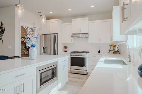 Kitchen - 3759 NE Tellus Dr, Bend, OR 97701 photo 3 of 6